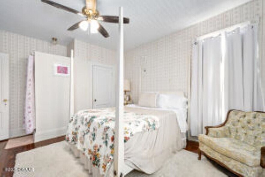 More Photos Of 228 W Howry Ave, Deland Storefront Retail Office For Sale