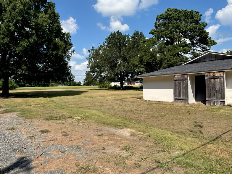 More Photos Of 1806 E 50th St, Texarkana Flex For Sale