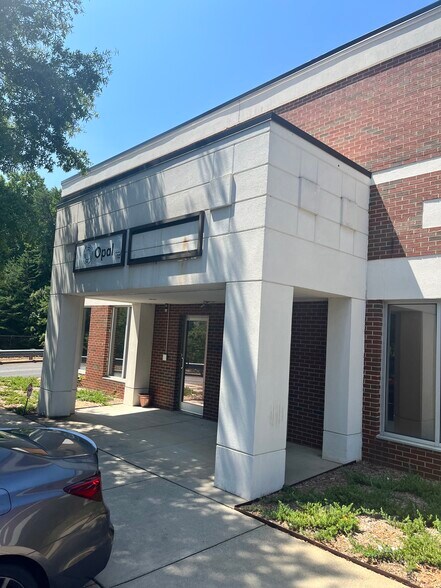 More Photos Of 3120 Latrobe Dr, Charlotte Showroom For Lease