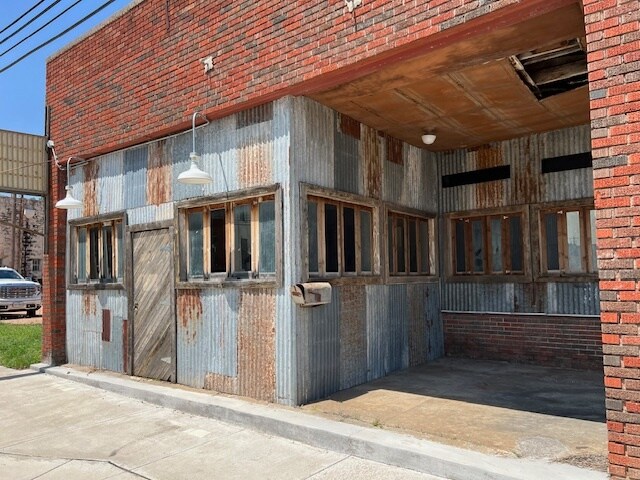 More Photos Of 219 N Bridge St, Brady Storefront For Sale