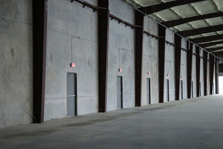 More Photos Of 9889 United Drive, Houston Office For Lease