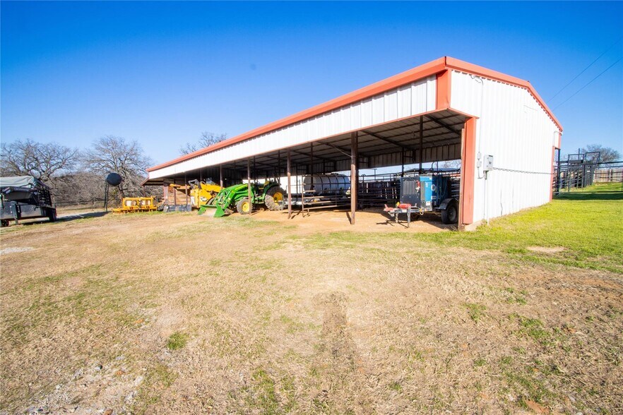More Photos Of 7206 S FM 51, Boyd Veterinarian Kennel For Sale