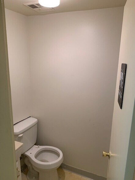 More Photos Of 2800 Lancaster Ave, Wilmington Storefront Retail Office For Lease