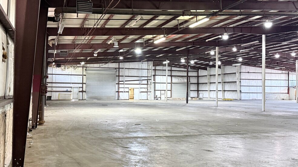 More Photos Of 308 Rogers St, Barnesville Warehouse For Lease