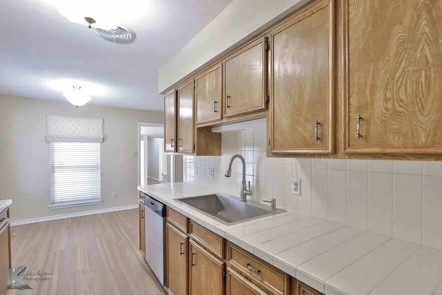 More Photos Of 2810 S 27th St, Abilene Office For Sale