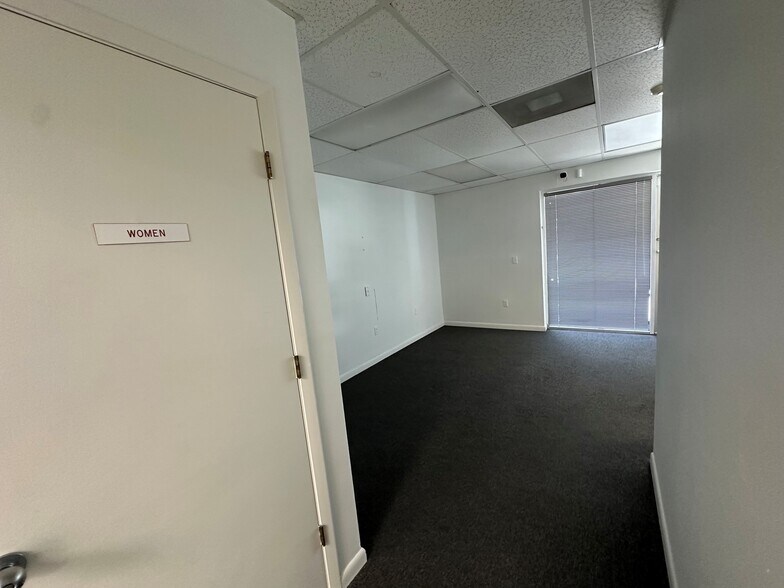 More Photos Of 1721 Independence Blvd, Sarasota Showroom For Lease