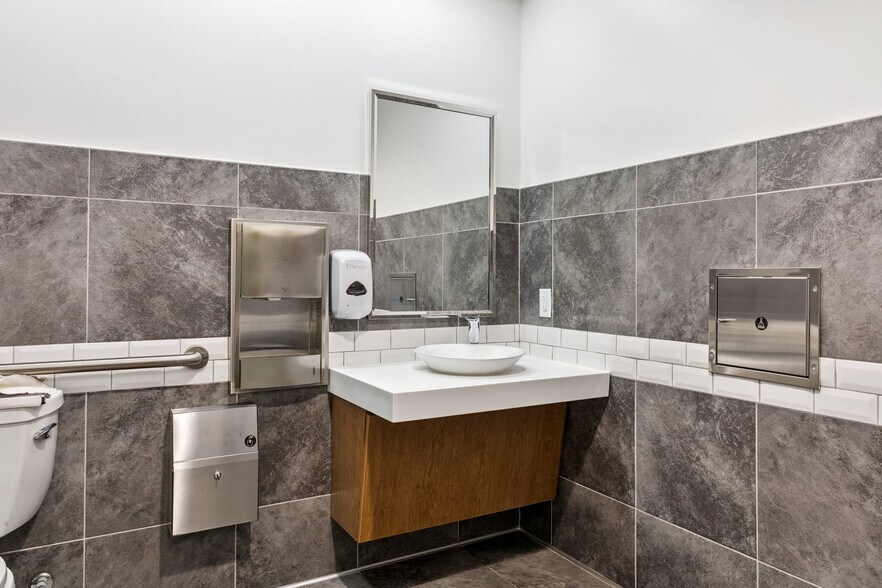 More Photos Of 1424 W Gray St, Houston General Retail For Lease