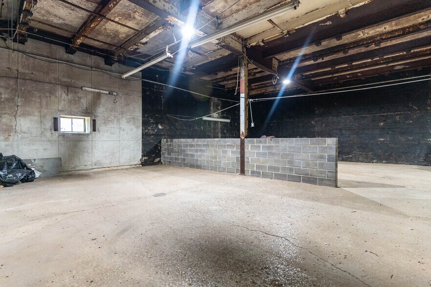 More Photos Of 1400 E 2nd St, Kansas City Manufacturing For Lease