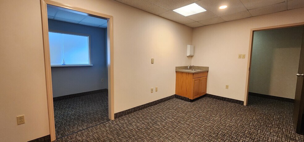 More Photos Of 390 Pierce St, Kingston Medical For Lease