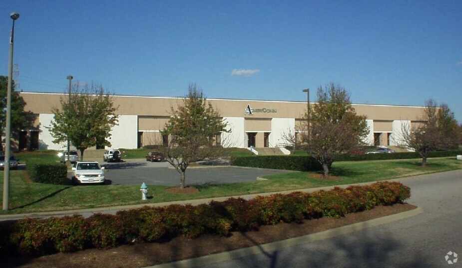 More Photos Of 804 Greenbrier Cir, Chesapeake Warehouse For Lease