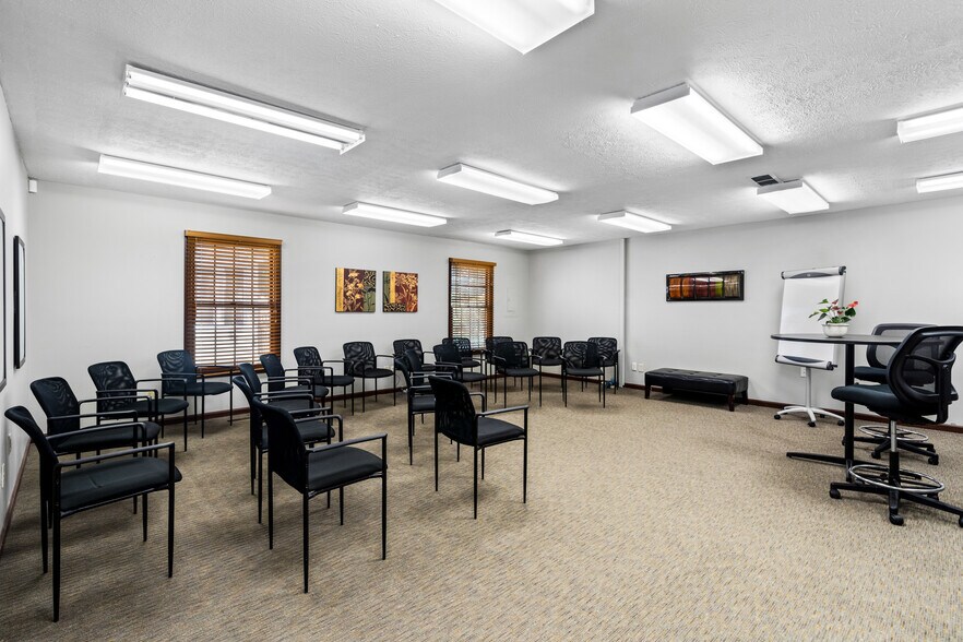 More Photos Of 830 E Franklin St, Centerville Medical For Sale