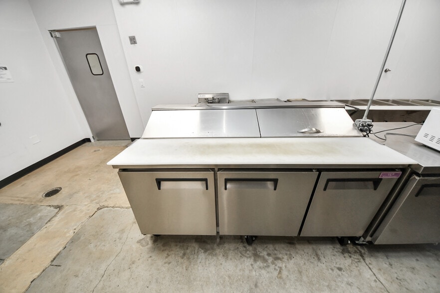 More Photos Of 30625 Kingsland Blvd, Brookshire Storefront For Sale