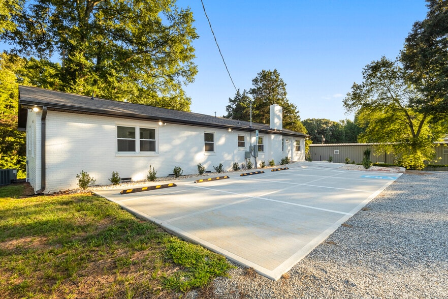 More Photos Of 679 Oakridge Farm Hwy, Mooresville Office For Sale