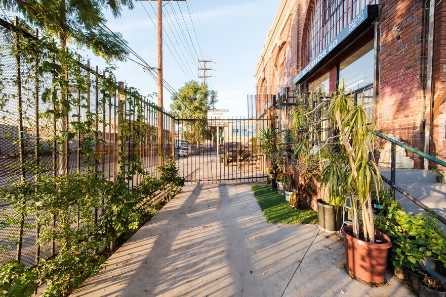 More Photos Of 6000 Avalon Blvd, Los Angeles Warehouse For Lease