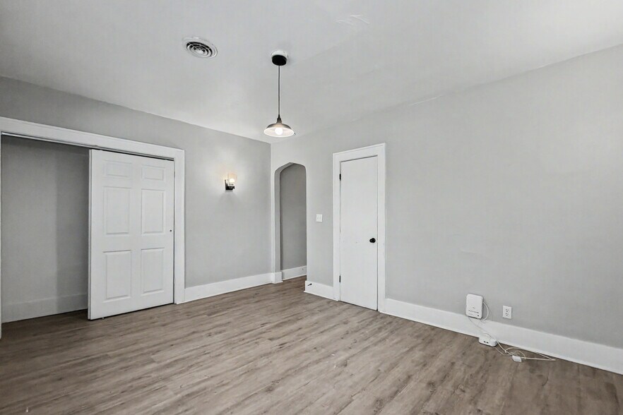 More Photos Of 2042-2046 W 4th St, Davenport Apartments For Sale