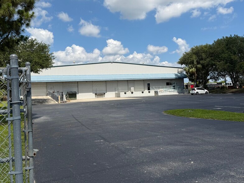 Primary Photo Of 3520 Old Metro Pky, Fort Myers Warehouse For Lease