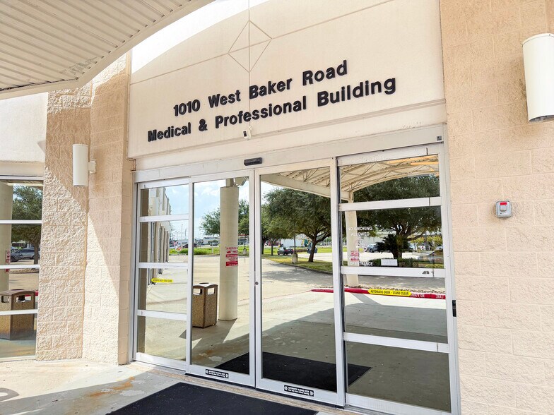 More Photos Of 1010 W Baker Rd, Baytown Medical For Lease