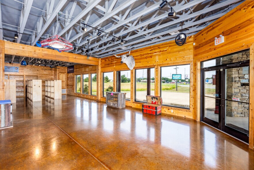 More Photos Of 1910 E Jackson St, Hugo Freestanding For Sale