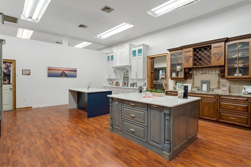 More Photos Of 9926 Denton Ave, Hudson Warehouse For Lease