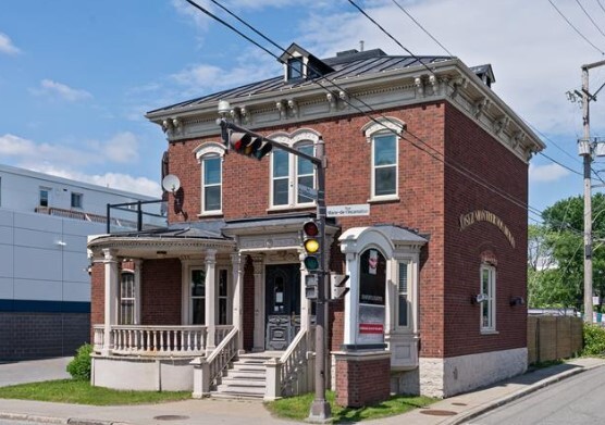 Primary Photo Of 51 Rue Marie-De-L'incarnation, Québec General Retail For Sale