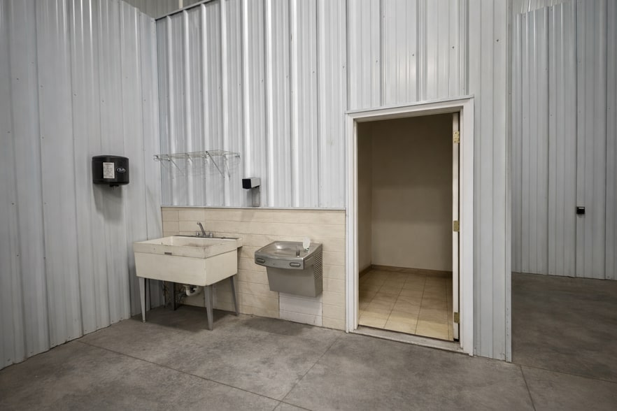 More Photos Of 376 Hope Station Rd, Weston Warehouse For Lease