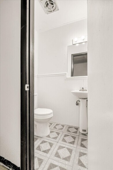 More Photos Of 841 S Highway 25 W, Williamsburg Flex For Sale