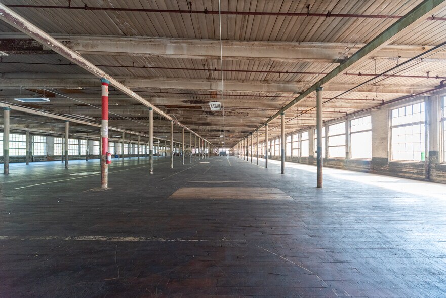 More Photos Of 75 Green St, Clinton Distribution For Lease