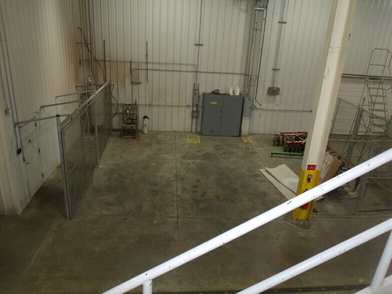 More Photos Of 411 Holmes St, Frankfort Light Distribution For Sale