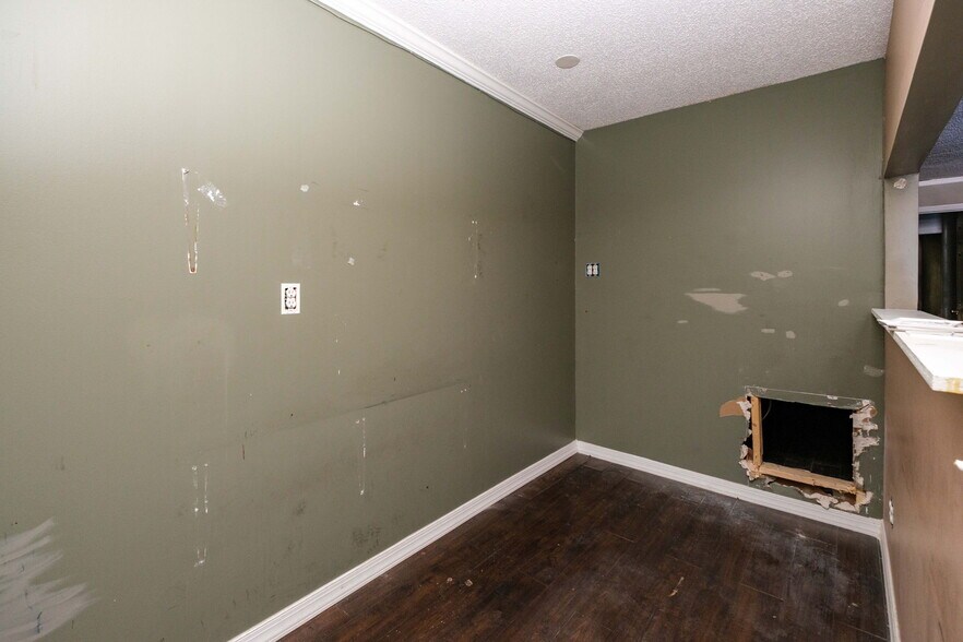 More Photos Of 30 S Main St, Harrisonburg General Retail For Sale