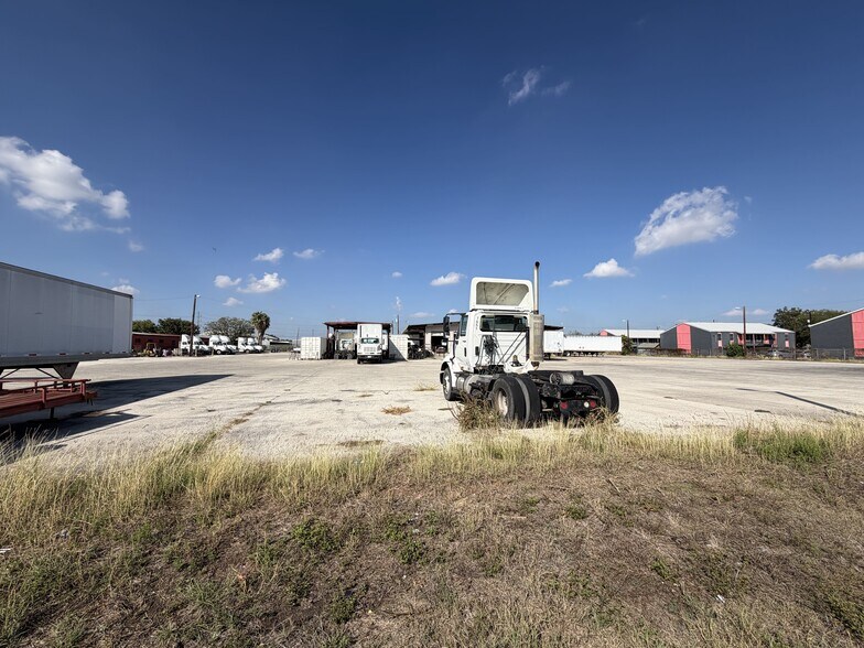 More Photos Of 2026 W Malone Ave, San Antonio Warehouse For Lease