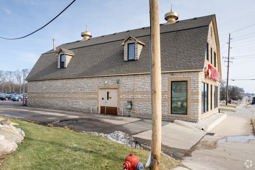 More Photos Of 33030 Northwestern Hwy, West Bloomfield Freestanding For Sale