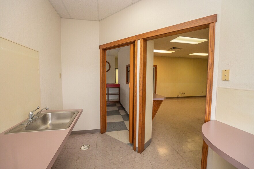 More Photos Of 520 S Ramsey Dr, Valley Center Freestanding For Sale