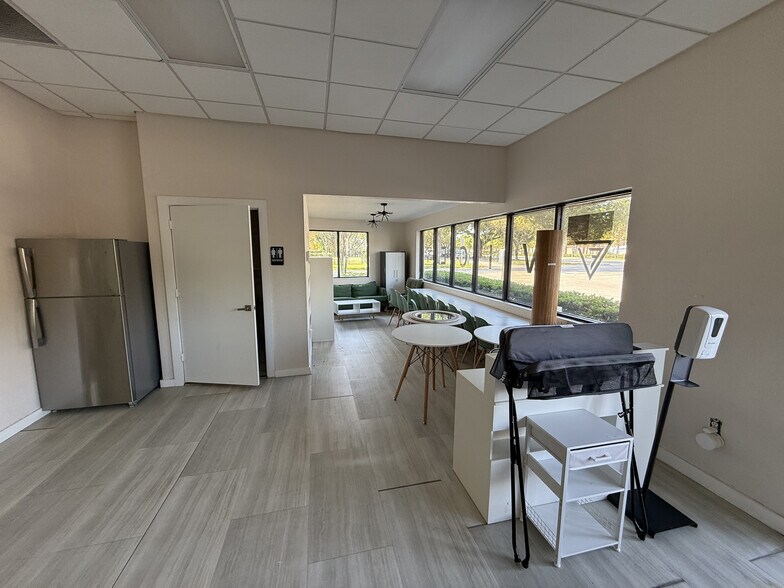 More Photos Of 11300-11354 Wiles Rd, Coral Springs General Retail For Lease