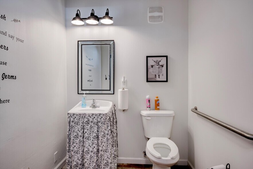 More Photos Of 111 Main Street, Lincolnton Flex For Sale