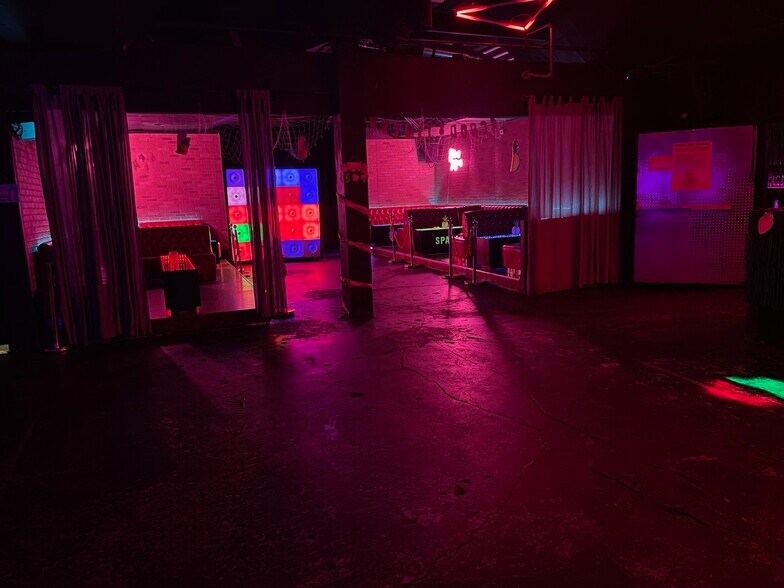 More Photos Of 35 NW 3rd Ave, Portland Bar For Sale