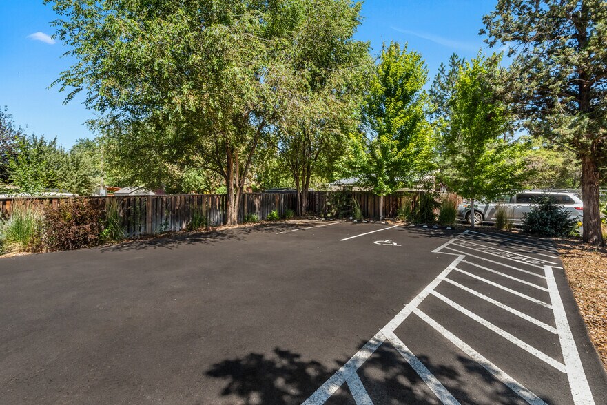 More Photos Of 64678 Cook Ave, Bend General Retail For Sale