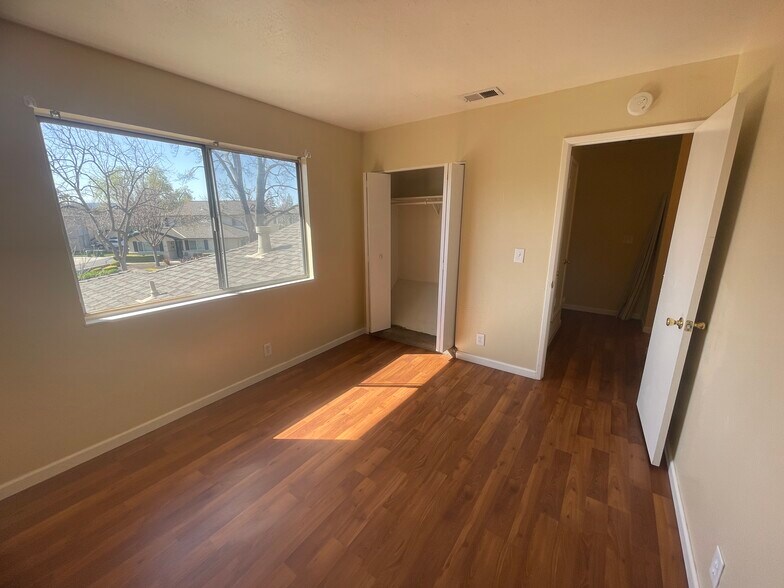 More Photos Of 1093 Del Rio Circle, Concord Apartments For Sale