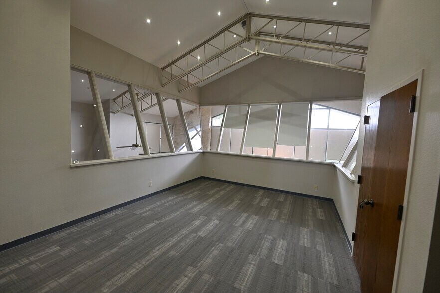 More Photos Of 116 Kestrel Dr, Spring Branch Loft Creative Space For Lease