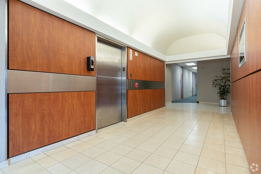 More Photos Of 417 Oakbend Dr, Lewisville Office For Lease