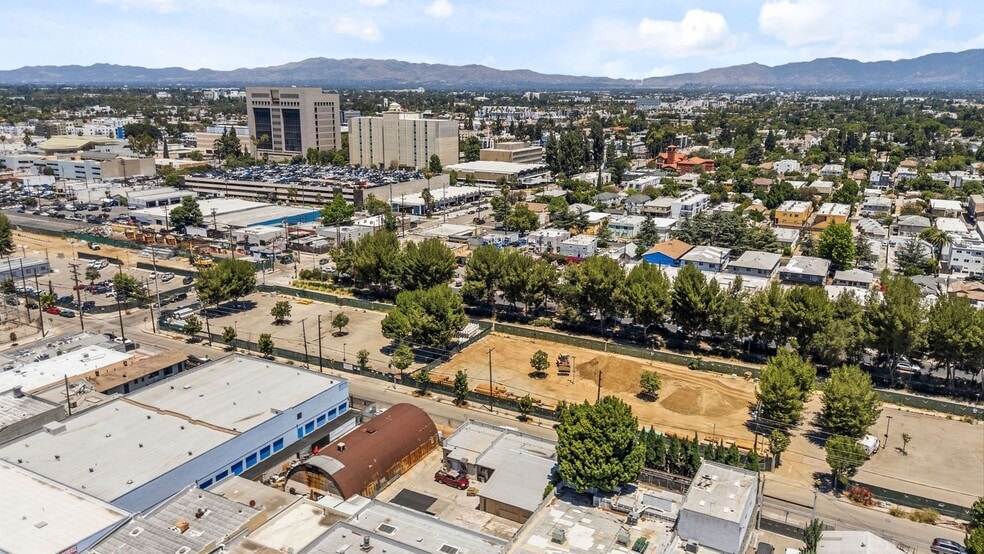 More Photos Of 14222-14226 Aetna St, Van Nuys Warehouse For Lease