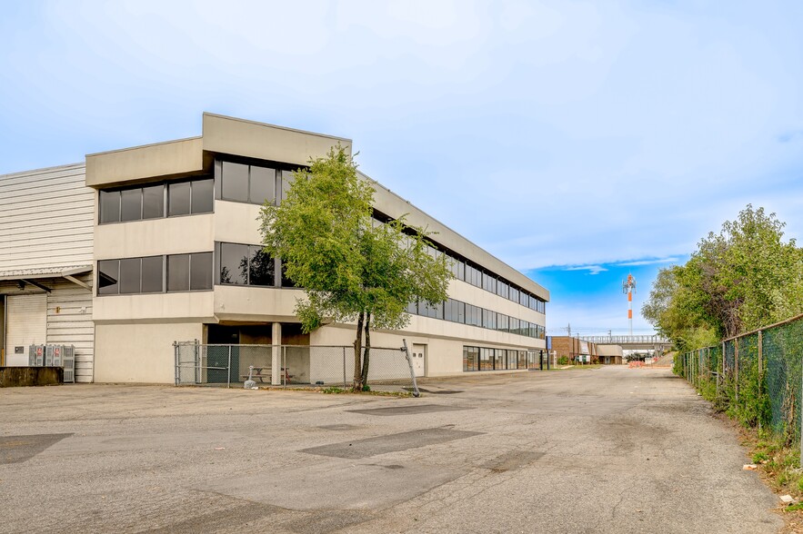 More Photos Of 20 Boul Hymus, Pointe-claire Warehouse For Lease