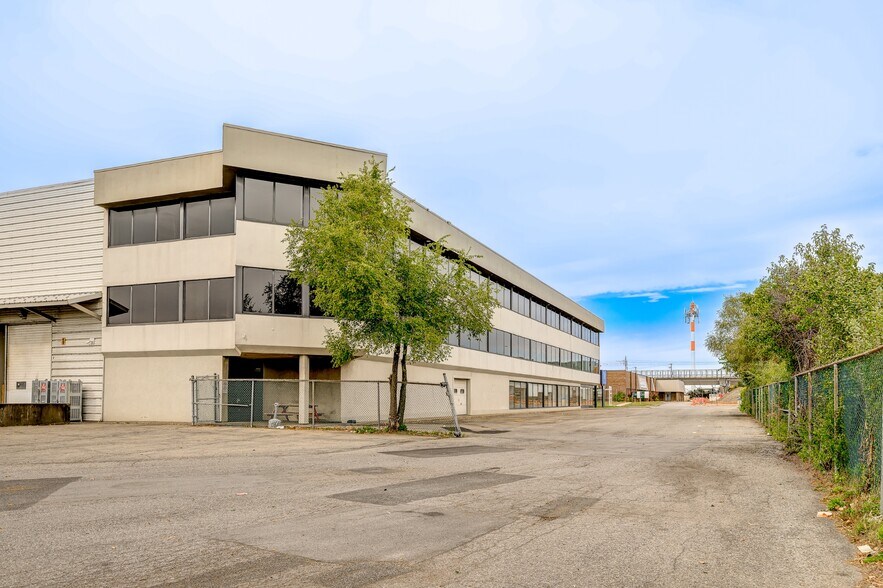 More Photos Of 20 Boul Hymus, Pointe-claire Warehouse For Lease