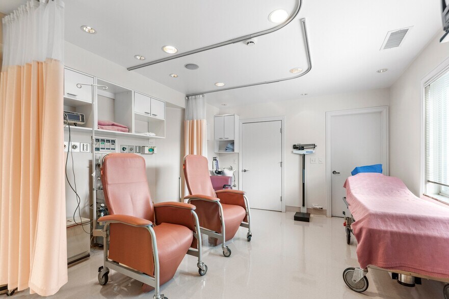 More Photos Of 330 W Frontage Rd, Northfield Medical For Lease