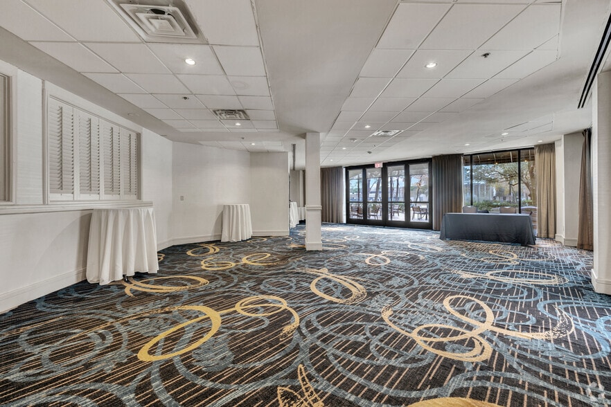 More Photos Of 15700 John F Kennedy Blvd, Houston Hotel For Sale