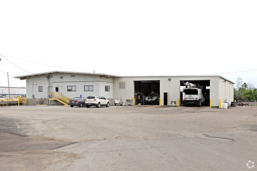 Primary Photo Of 1090 Cassens Industrial Ct, Fenton Service For Sale