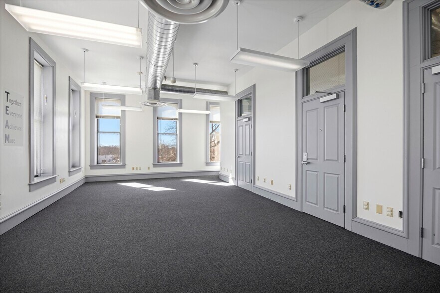 More Photos Of 2-4 W Ohio St, Butler Office For Lease