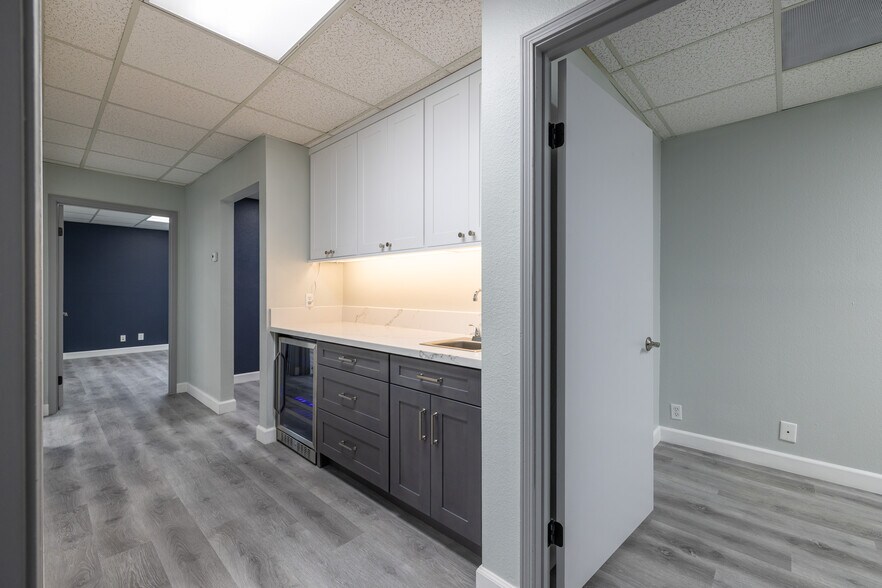 More Photos Of 2900 Bristol St, Costa Mesa Office For Sale