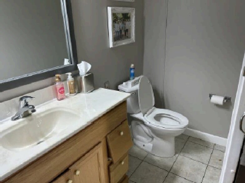 More Photos Of 1625 S 6th St, Springfield Medical For Sale