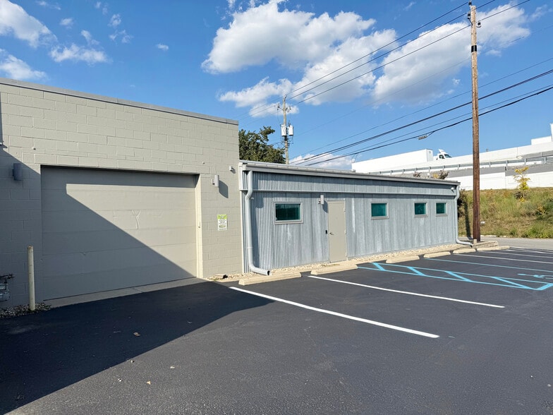 More Photos Of 220 N Davidson St, Indianapolis Research And Development For Lease