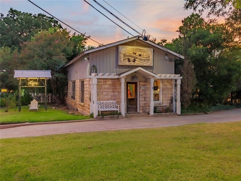 More Photos Of 915 E Cameron Ave, Rockdale Hotel For Sale